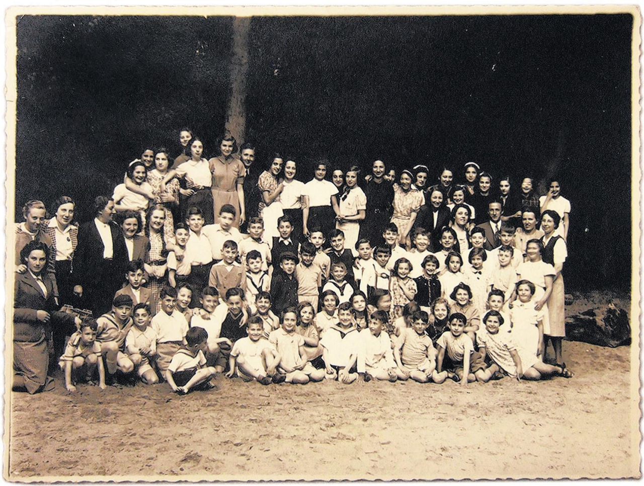 group photo of Children of the "Burgerweeshuis",1939