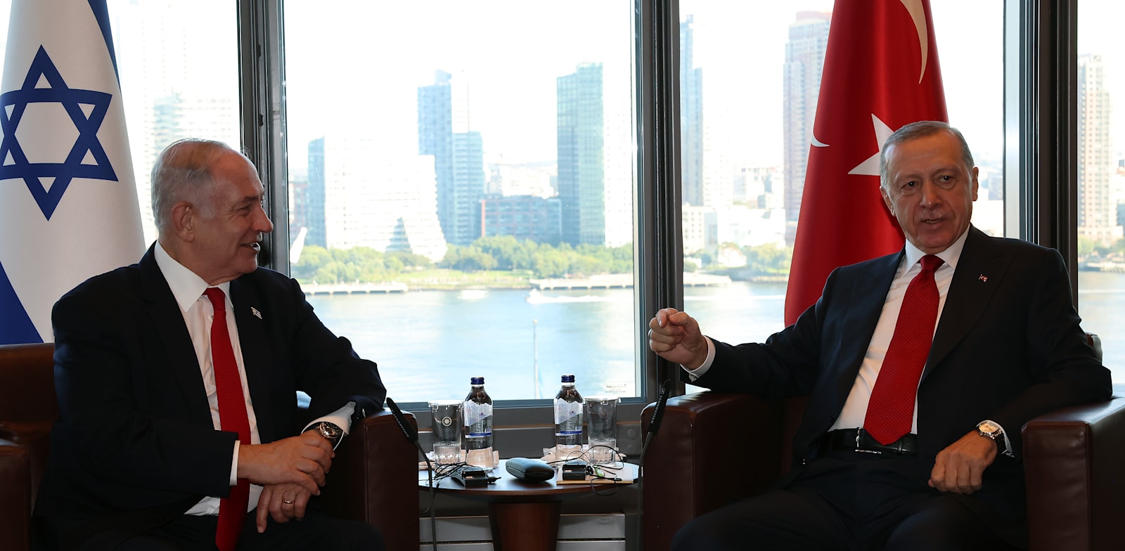 Benjamin Netanyahu and Recep Tayyip Erdoğan meet beside Israeli and Turkish flags.