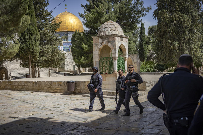 police guarding temple mount, jerusalem, old city