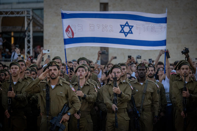 Idf soldiers at swearing in ceremony at western wall.