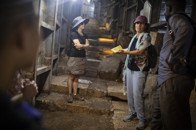 tour guide at Pilgrimage Road, city of david