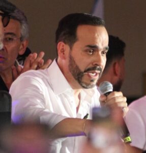 Abelardo de la Espriella speaking into a microphone