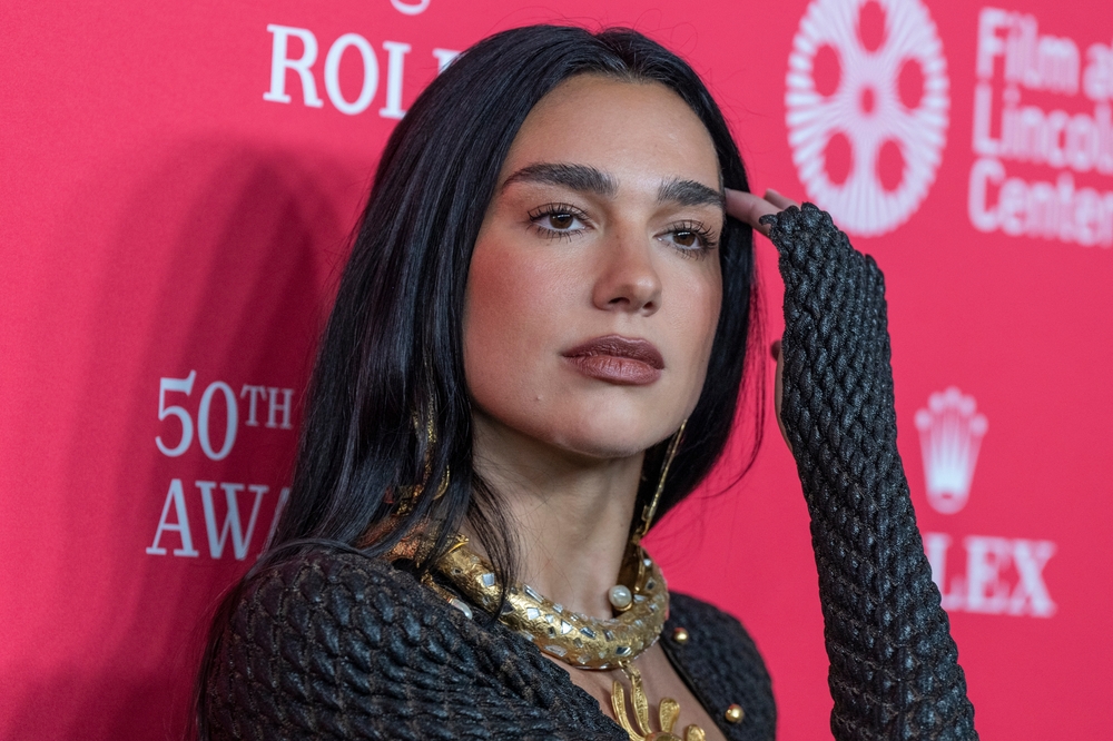 Dua Lipa with red background, on the red carpet