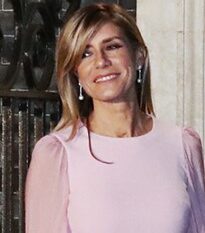 Begoña Gómez standing in a pink dress.